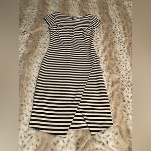 Juniors Black and white capped sleeve body cons type dress